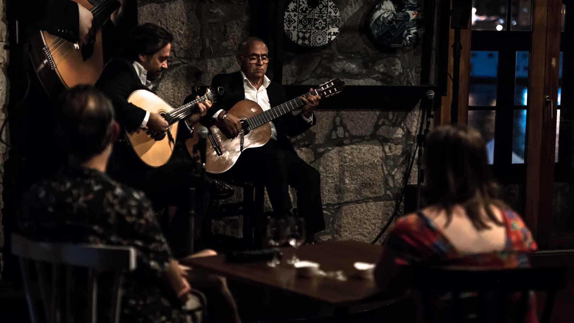 A male and a female voice, two guitars, a glass of Port Wine – you don’t need much to indulge yourself in Oporto